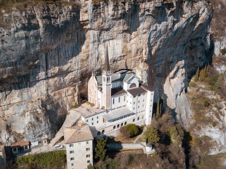 כנסיית מדונה דלה קורונה (Madonna della Corona)